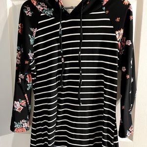 Ladies’ hooded shirt size XL